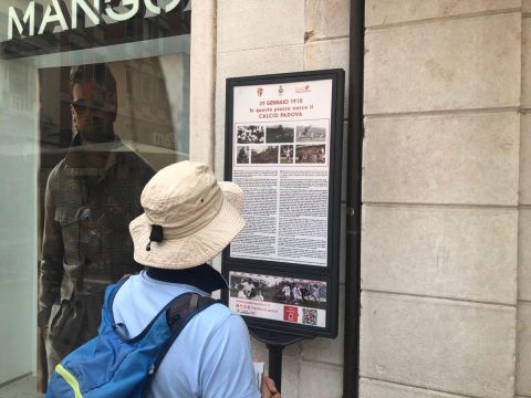 Primo turista davanti alla targa di Fondazione in Piazzetta Garzeria