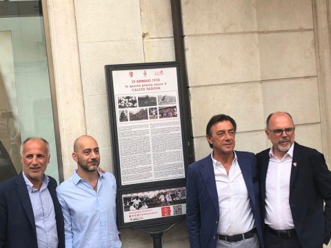 Scopertura targa Fondazione Calcio Padova in Piazzetta Garzeria